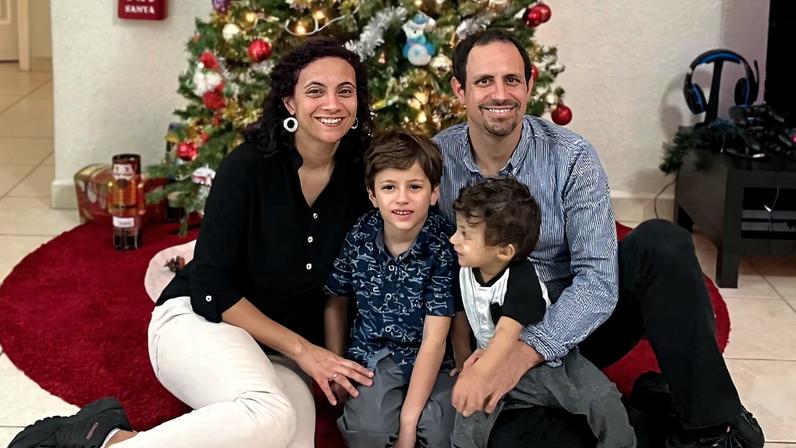 Pablo Casanella, migrante cubano, con su familia.