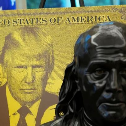 De navios de guerra a prédios: o nome de Trump está em toda parte