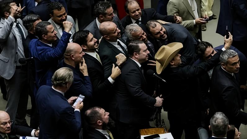 Deputados celebram a aprovação do PL da Dosimetria, em 10 de dezembro de 2025. Foto: Sergio Lima/AFP