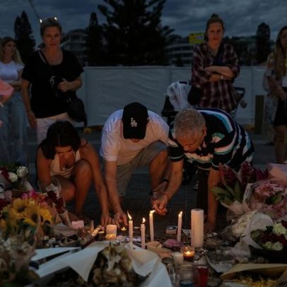 Austrália cancela visto de britânico por exibir símbolo nazista