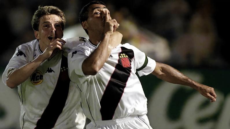 Juninho Paulista e Romário comemoram gol do Vasco contra o Palmeiras na "Virada do Século" (Foto: Paulo Whitaker / Reuters / Acervo Lance!)