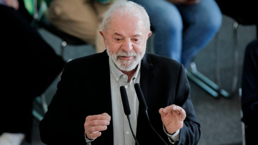 Em discurso no Ceará, Lula afirmou ter escolhido o vice-presidente Geraldo Alckmin (PSB) para conduzir o diálogo com os EUA por seu perfil conciliador: "Quando o Trump ameaçou a taxação ao Brasil, eu logo coloquei o Alckmin. Ele é alguém que não gosta de brigar; alguém que quer conversar; alguém que respeita todo mundo"
