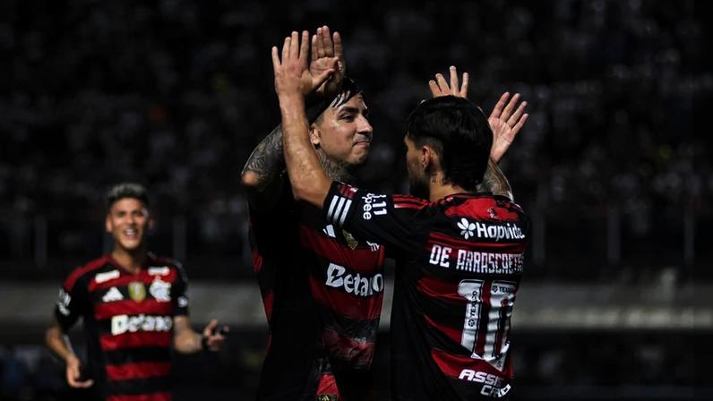 Pulgar e Arrascaeta, do Flamengo, se cumprimentam em jogo do Brasileirão; clube termina ano desgastado (Foto: Carlos Torres / Agência Enquadrar)