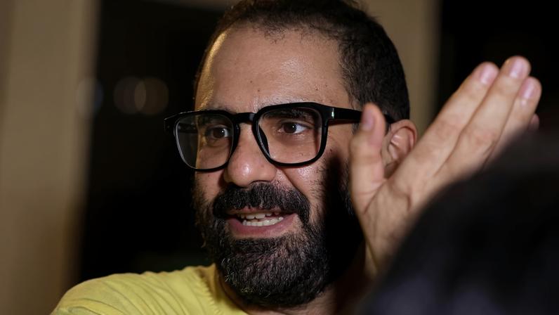 Ativista egito-britânico Abd el-Fattah pede desculpas por posts no passado