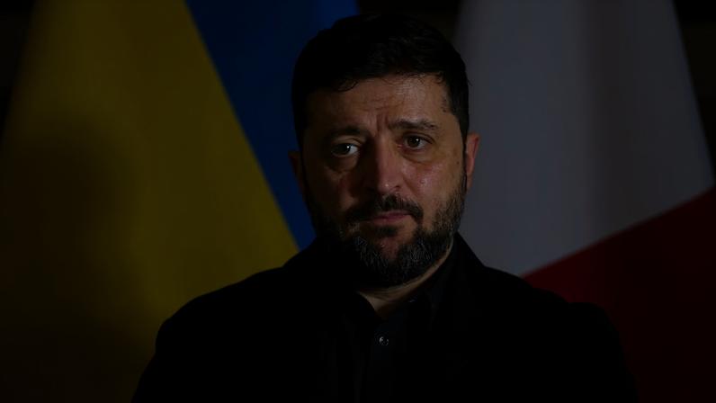 Un soldado ucranio frente al memorial de los caídos en KIev, el 7 de diciembre.