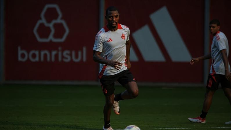 Ramon, lateral-esquerdo reserva do Internacional (Foto: Ricardo Duarte/SC Internacional)