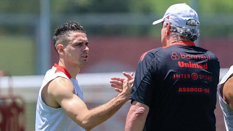 Rafael Borré e Abel Braga no treino de sábado (6) (Foto: Ricardo Duarte/SC Internacional)