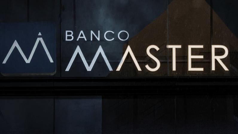 Colapso do Banco Master levanta debate sobre papel de plataformas como a XP | CDBs com maior risco e retorno do Master foram distribuídos por meio de plataformas voltadas para o investidor de varejo