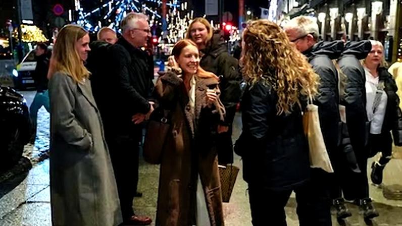 Ana Corina Sosa (centro), hija de María Corina Machado, llega al Grand Hotel de Oslo, Noruega, el 8 de diciembre.