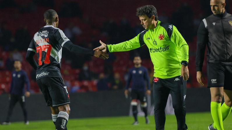 Rayan cumprimenta Fernando Diniz em jogo do Vasco no Brasileirão (Foto: Tomzão Fonseca /TheNews2)