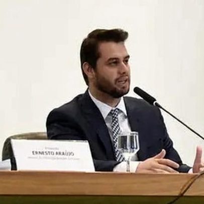 Moraes autoriza slides de Filipe Martins, mas veta imagens tumultuárias