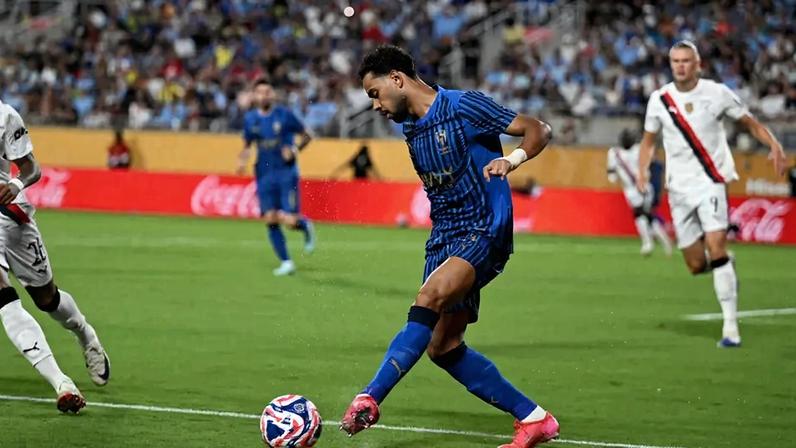 Renan Lodi, ex-jogador do Al-Hilal, contra o Manchester City no Mundial de Clubes (Foto: Chandan Khanna / AFP)