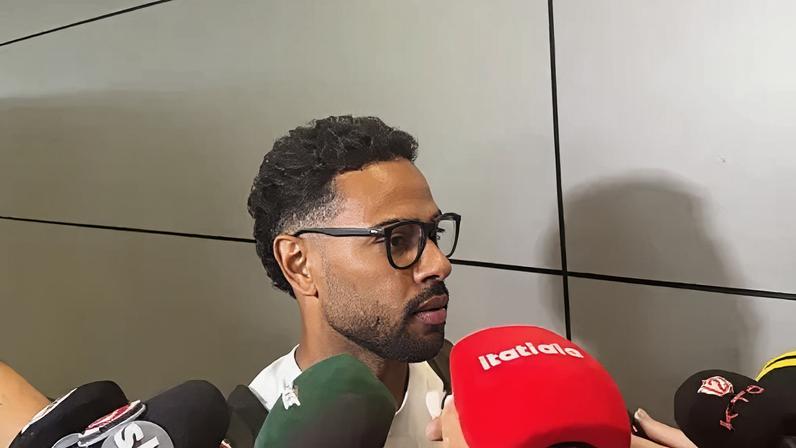 Renan Lodi, do Atlético-MG, durante desembarque no aeroporto, nesta sexta-feira (26)