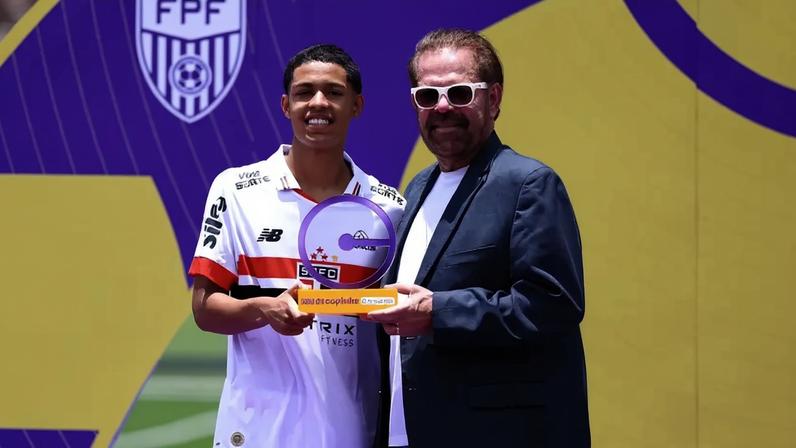 Ryan Francisco recebe prêmio de melhor jogador da Copinha de 2025 (Foto: Marcello Zambrana / Agif / Gazeta Press)