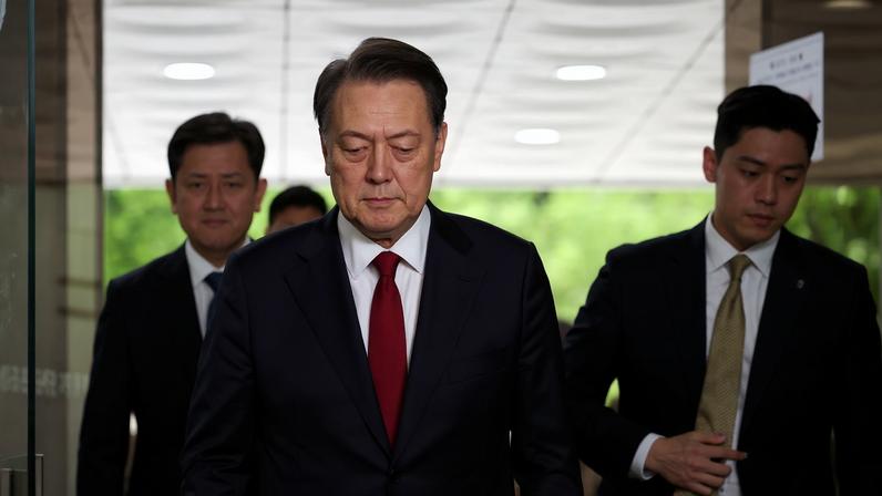 Former South Korean President Yoon Suk Yeol arrives at a court to attend a hearing to review his arrest warrant requested by special prosecutors in Seoul, South Korea, July 9, 2025. REUTERS/Kim Hong-Ji/Pool/File Photo