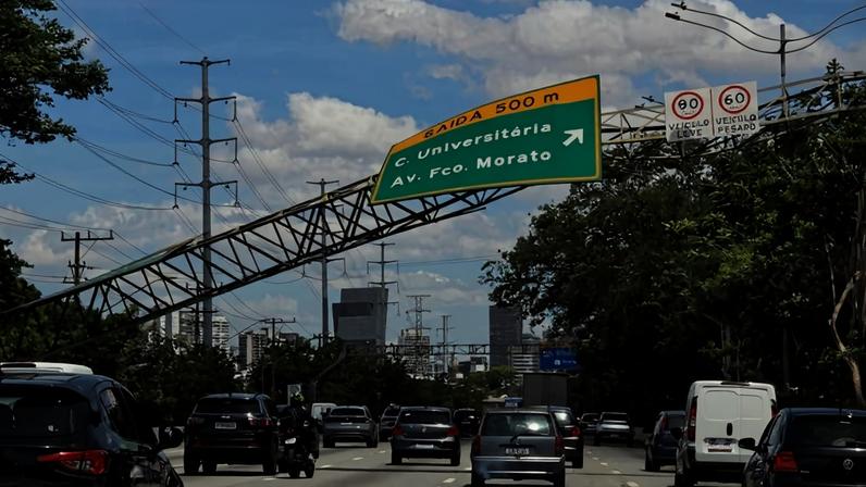 São Paulo, SP: estrutura com placas de trânsito tombada em avenida por causa dos fortes ventos de 10/12/25 (Foto: César Soares)