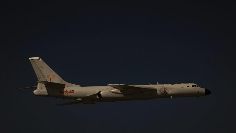 Bombardeiros dos EUA patrulham caças japoneses em demonstração de força após Rússia e China