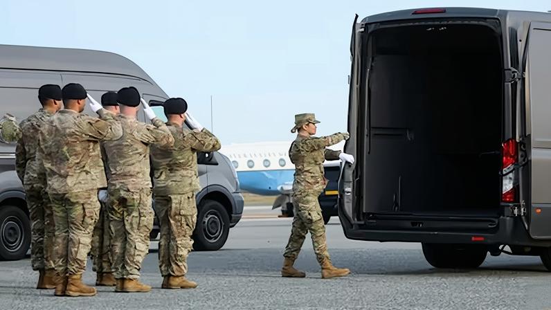 Miembros del ejército estadounidense, durante el traslado de los cuerpos de los dos soldados asesinados en Siria el miércoles.