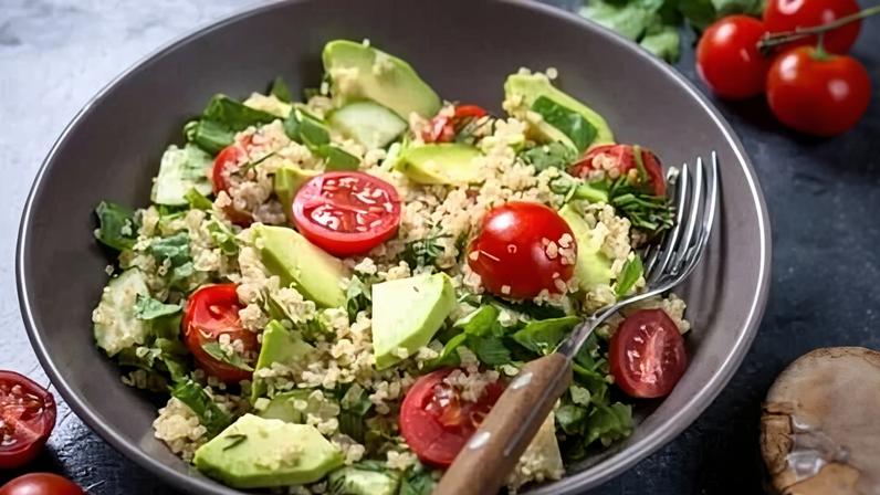 Saladas de quinoa: 6 receitas leves e nutritivas para o jantar