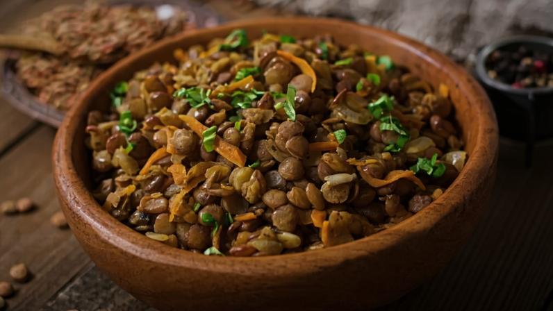 Salada de lentilha (Imagem: Timolina | Shutterstock)