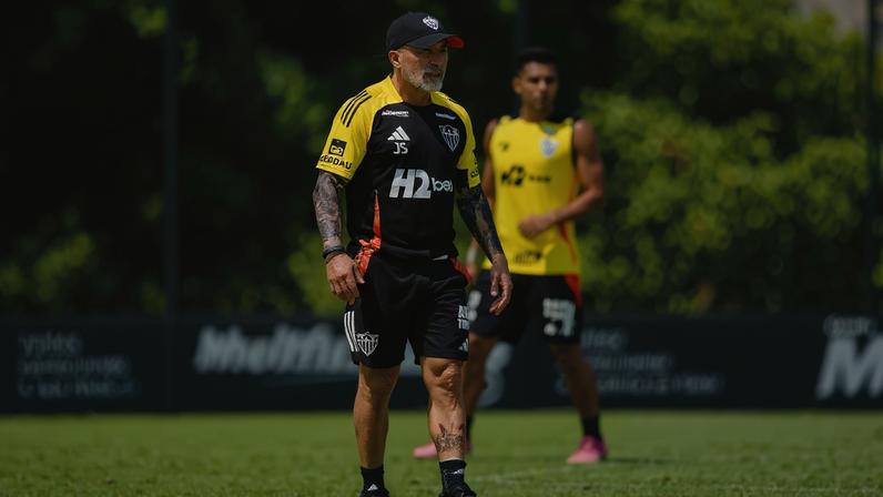 Sampaoli em treinamento na cidade do galo (Foto: Pedro Souza / Atlético)