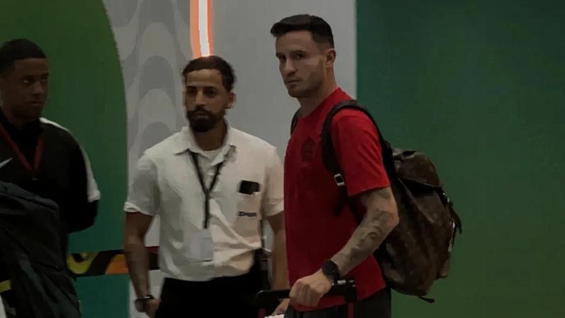 Saúl, do Flamengo, desembarcando no Rio (Foto: Lucas Bayer/Lance!)