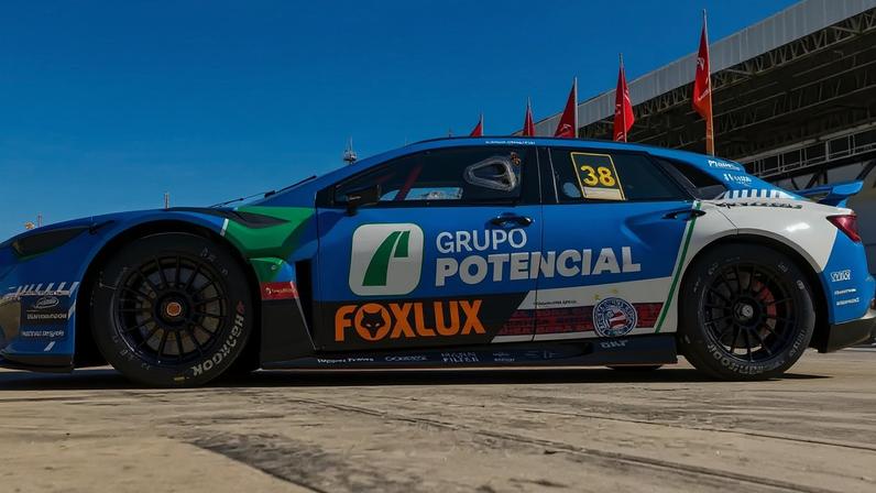 Escudo do Bahia aparece em carro da Stock Car em Interlagos