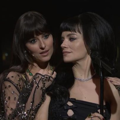 Lily Allen apresenta as faixas Sleepwalking e Madeline no SNL