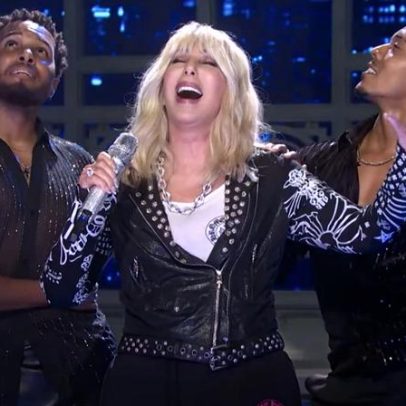 Cher se apresenta no SNL com DJ Play a Christmas Song e Run Rudolph Run