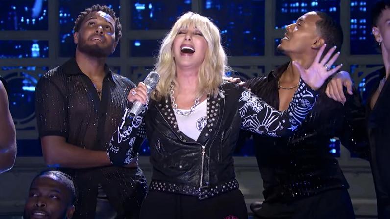 Cher se apresenta no SNL com DJ Play a Christmas Song e Run Rudolph Run