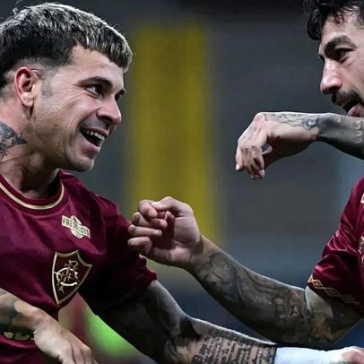 Jogadores do Fluminense reproduzem comemoração de ídolos do Flamengo