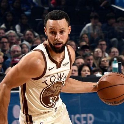 Curry comanda Warriors e vence Magic