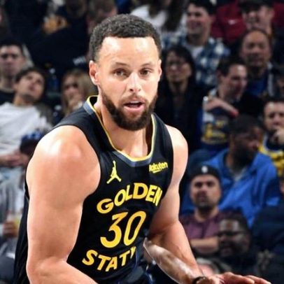 Curry decide e Warriors viram sobre o Suns