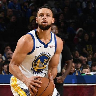 Warriors vencem Mavericks com marca histórica de Stephen Curry