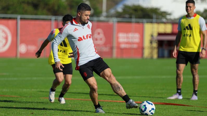 Bruno Tabata, meia do Internacional, em treino no CT Parque Gigante (Foto: Ricardo Duarte/SC Internacional)