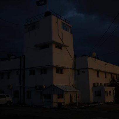 Polícia israelense invade sede da UNRWA em Jerusalém Oriental e troca bandeira