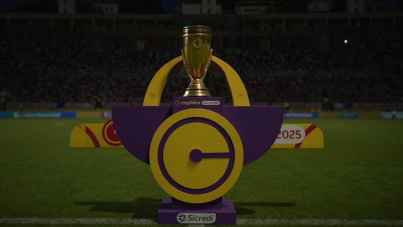Taça da Copinha exposta antes da final de 2025 (Foto: Recebe Reis/Agência Paulistão)