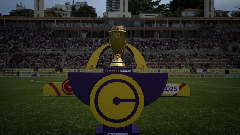 Taça da Copinha exposta antes da final de 2025 (Foto: Recebe Reis/Agência Paulistão)