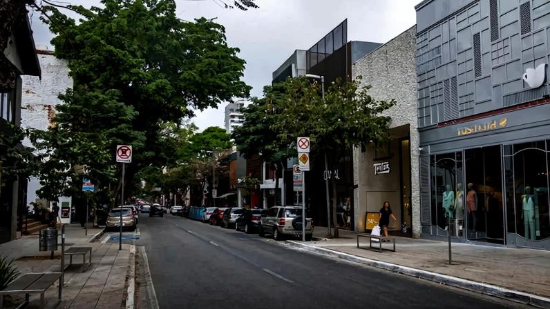 Segundo o “Main Streets Across the World”, pesquisa realizada anualmente pela Cushman & Wakefield, uma das principais consultorias imobiliárias do mundo, o metro quadrado na Oscar Freire custa € 1.128 (R$ 7 mil)