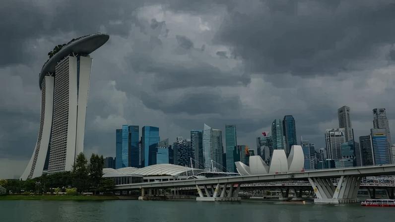 Vista panorâmica de Singapura com o Marina Bay Sands e os arranha-céus no distrito comercial central