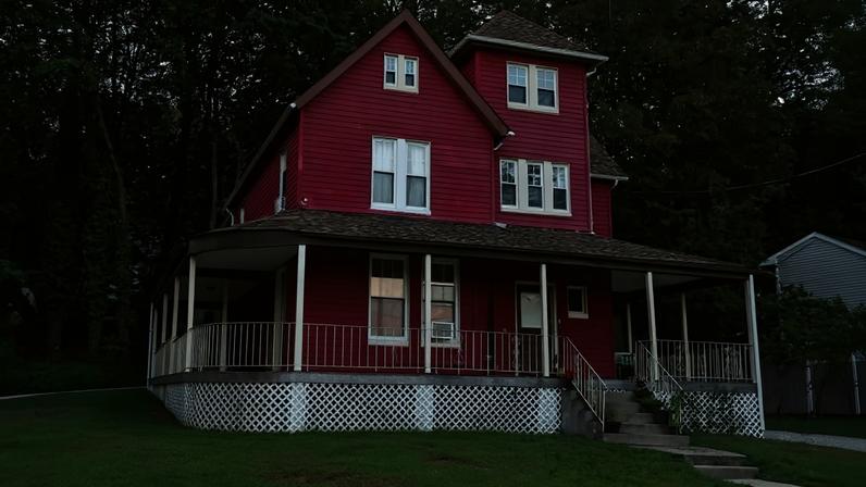 Placa anuncia venda de casa em Glen Cove, EUA