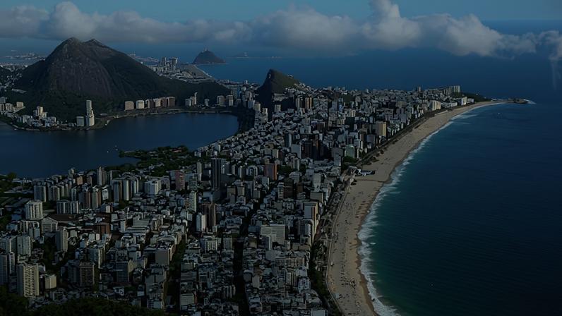Vista aérea da Praia do Arpoador, no Leblon, região com o metro quadrado mais caro do Brasil, segundo o estudo da Brain Inteligência Estratégica