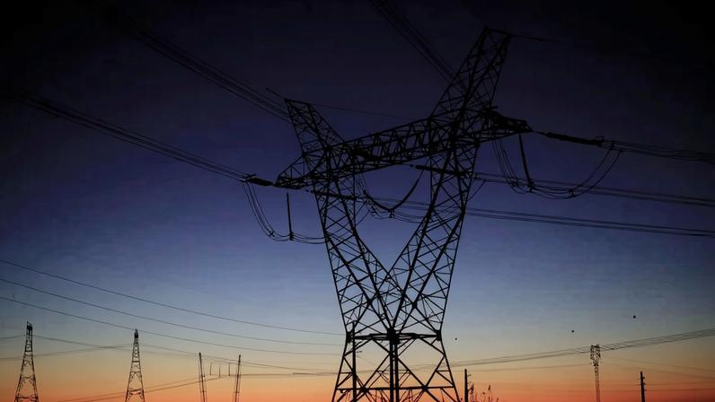 A empresa e os senadores solicitaram que o órgão regulador postergasse a aprovação do reajuste para incluir, nos cálculos, recursos previstos em lei do setor elétrico aprovada neste ano que deverão diminuir a alta tarifária no Estado