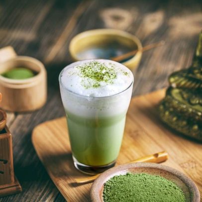 Geração Z troca a cerveja pré-voo por chá matcha, dizem aeroportos