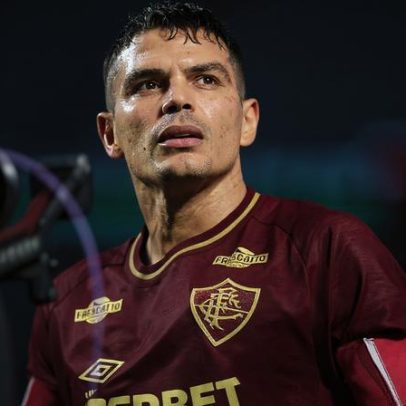 Thiago Silva presenteia jogadoras de vôlei do Fluminense