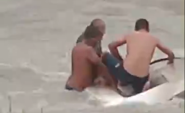 Jovem é regastado de carro arrastado pela enxurrada