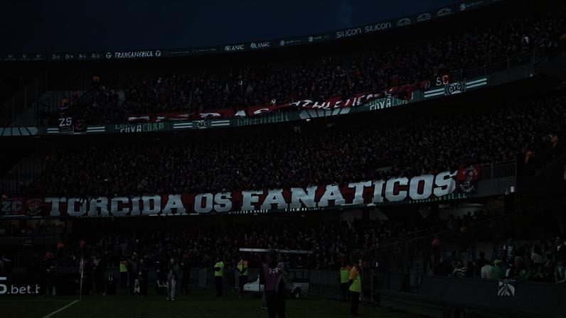 Torcida do Athletico no clássico contra o Coritiba, no Couto Pereira, pela Série B. Foto: Geraldo Bubniak/AGB/Gazeta Press