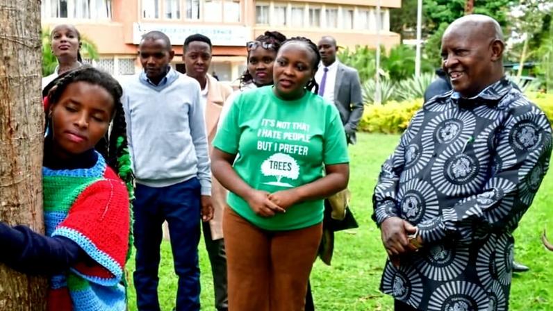 Mulher queniana abraça árvore por 72 horas em protesto pela perda de árvores