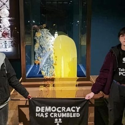 Polícia prende 4 por jogar alimentos contra vitrine das joias da coroa britânica