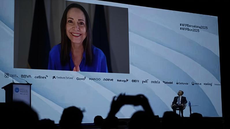 Juan Manuel Santos y María Corina Machado, en la el WIP, en Barcelona, el 20 de octubre.